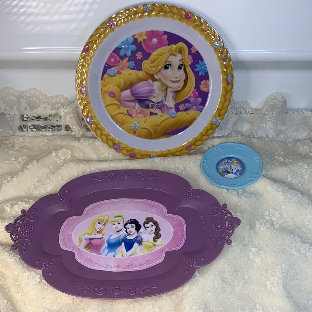Bundle of plastic Disney plates Pre owned